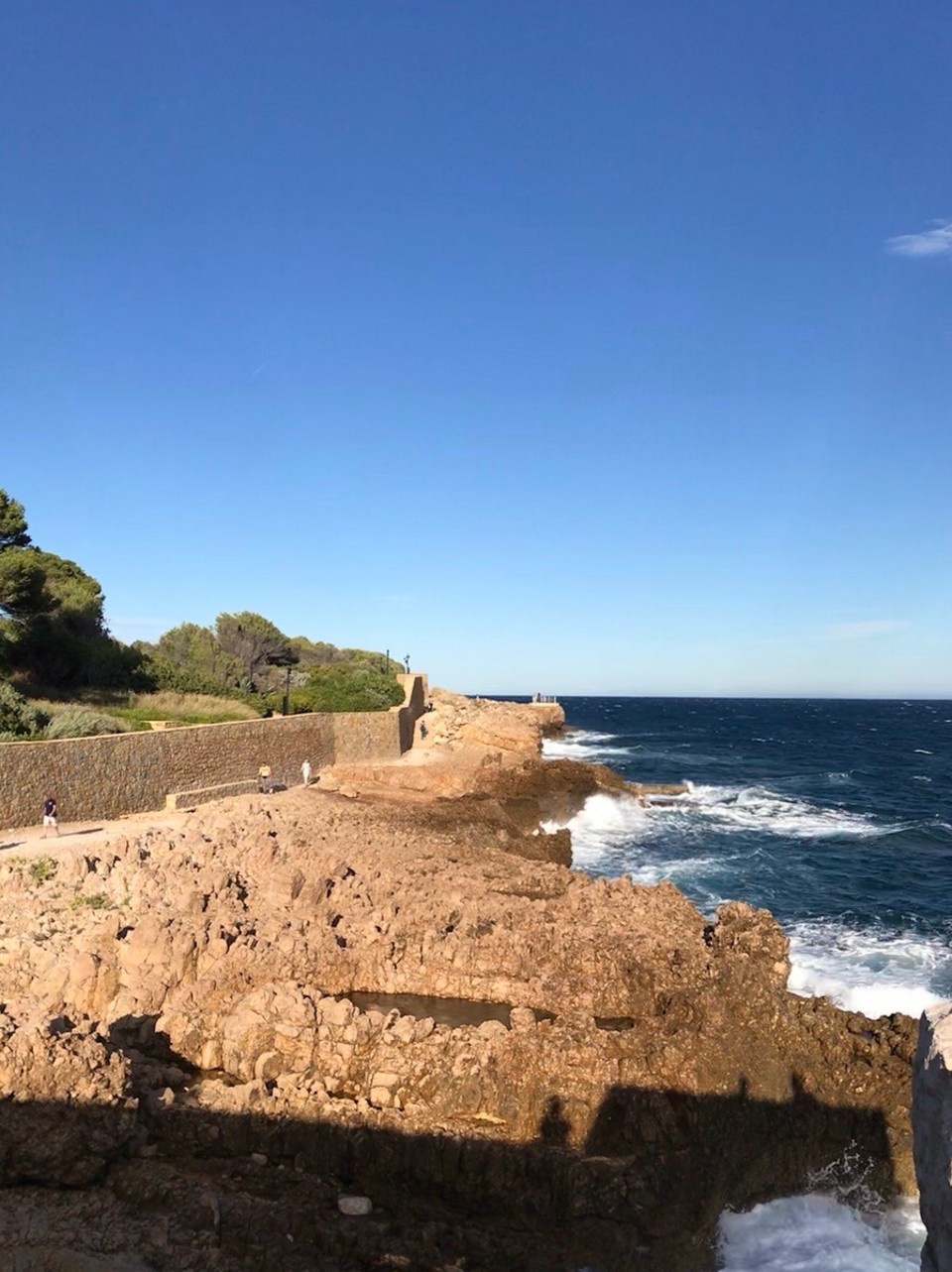  - Frankreich, Antibes & Palm Beach - Um das Cap d'Antibes führt, gut verdeckt hinter den Villen und deren riesigen Gärten, ein kleiner Weg direkt am Meer entlang um das Cap herum. 
