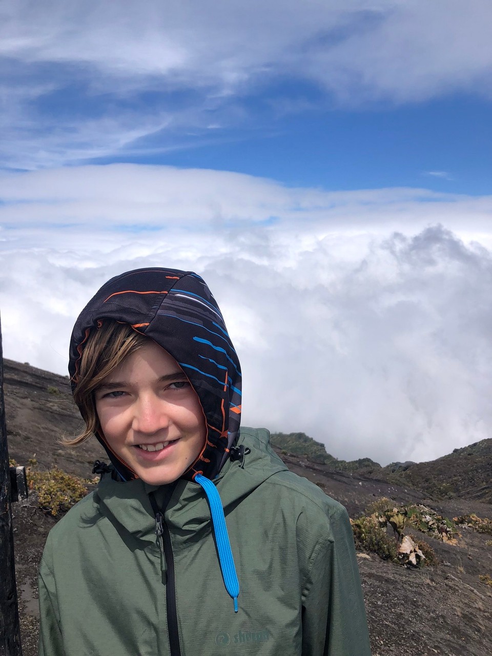 Costa Rica - Paraíso - Auf dem Vulkan Irazu sehen wir den gigantischen Krater. In der Regenzeit sollte dort ein See sein. Aber in der Trockenzeit ist er leider ausgetrocknet. Deshalb sahen wir in nicht. Es windete stark aber es war mega schön.😲😲😲