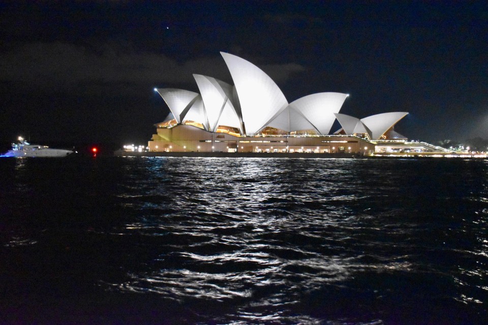 Australien - Elizabeth Bay - Endlich am Hafen angekommen ist es auch schon dunkel. Na gut wir müssen zugeben für die richtige Lichtstimmung haben wir noch in einem Pub auf ein Bierchen reingeschaut.