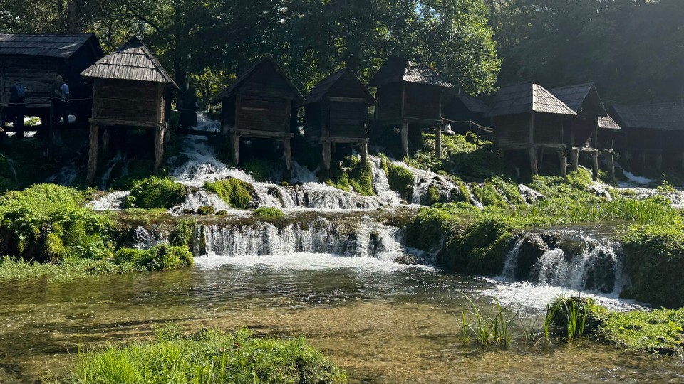 Bosnien und Herzegowina - Mostar - Die Mühlen sind aus Eichenholz gebaut und man geht davon aus, dass sie bereits aus der Zeit des Mittelalters stammen. Heute dienen diese Mühlen nicht mehr ihrem ursprünglichen Zweck, sie mahlen kein Getreide mehr. Sie wurden 2009 zum nationalen Denkmal von Bosnien und Herzegowina erklärt.