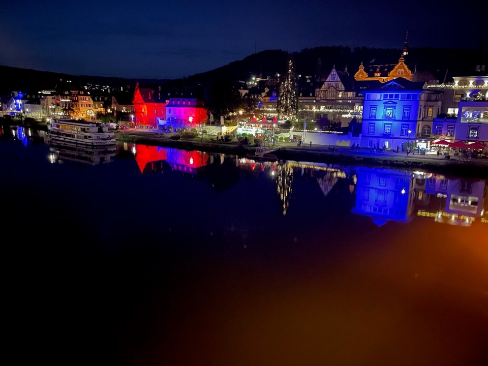Deutschland - Traben-Trarbach - Später am Abend liegt die ganze Stadt als "Weihnachtsmarkt" an der Mosel.