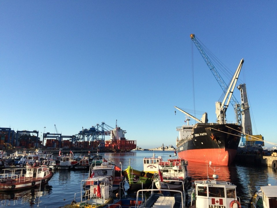 Chile - Valparaiso - Geschäftiges Treiben am Hafen von Valparaiso - Hamburg Süd!