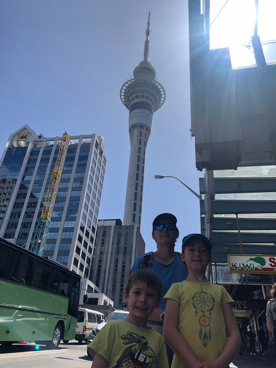 Neuseeland - Auckland - Wir gehen auf den Sky Tower. Er ist 328 m hoch und damit „nur“ etwa halb so hoch wie der Sky Tree in Tokyo. Für jemanden trotzdem mehr als hoch genug.