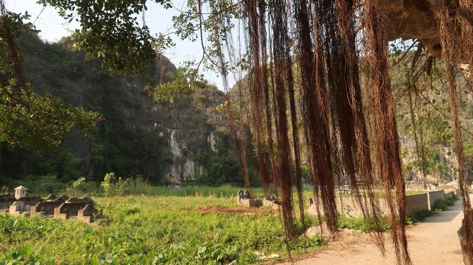 Vietnam - Ninh Bình - Ein abgelegener Friedhof...