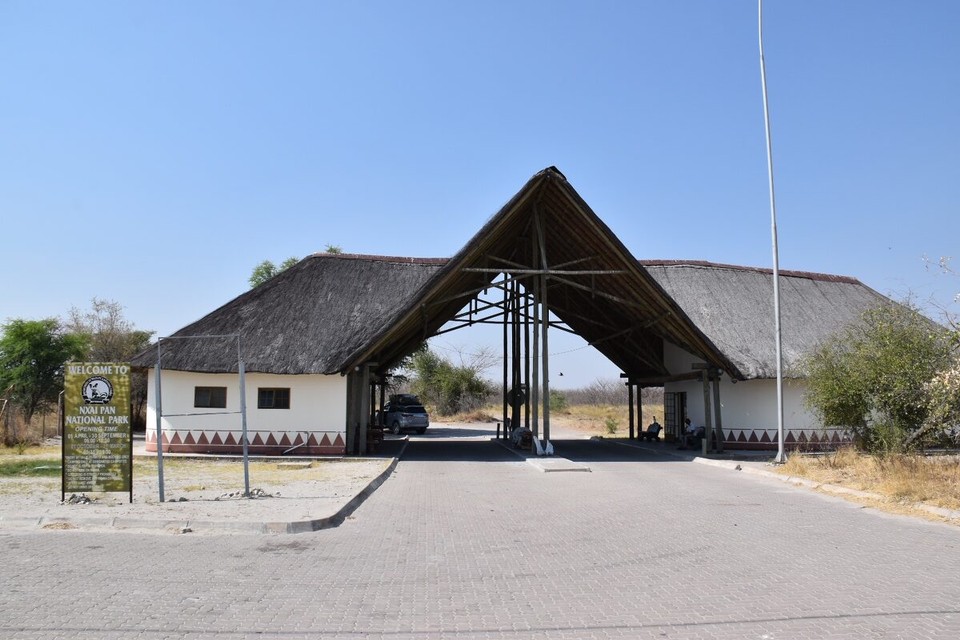 Botsuana -  - Auf den Weg von Maun nach Nata machten wir einen Stop im Nxai Pan National Park.
Am Eingang vergewisserten wir uns ob es mit unseren Auto zu befahren war, eine nette Dame meinte Allrad sei OK. 15 km geradeaus und dann 15 km nach rechts.
Nach 4 km glaubte ich schon das erste mal es geht nicht weiter
