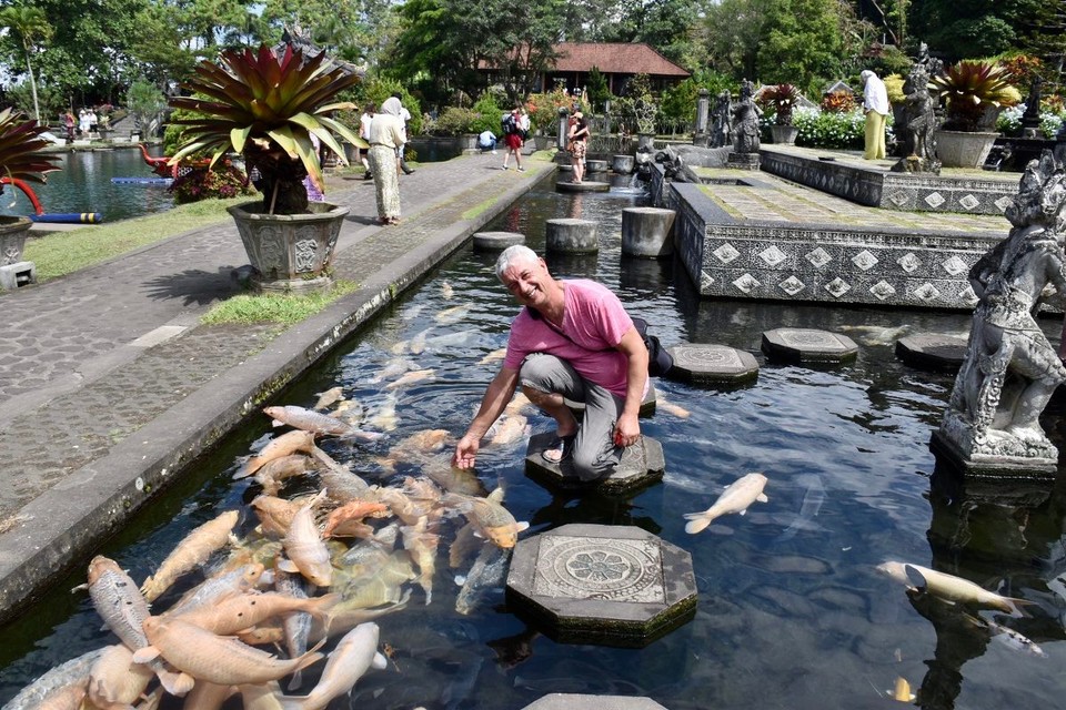 Indonesien - Karangasem - Tirta Gangga ist ca. 1,2 ha groß, auf drei Ebenen gebaut und besteht aus vielen Wasserbecken, Teichen mit Lotosblumen, Springbrunnen und Koi Fischen.
