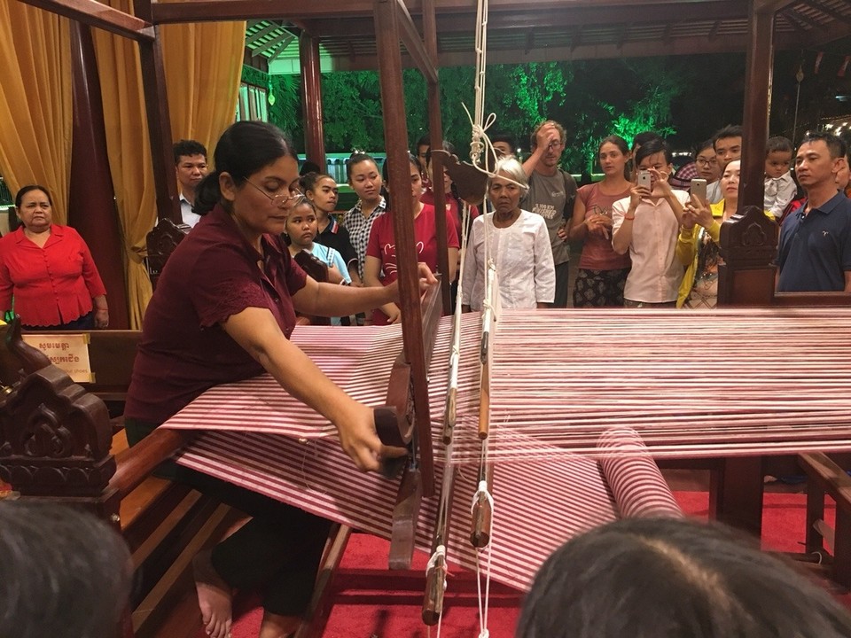Cambodia - Phnom Penh - Gemeinschaftsarbeit: Zur Zeit wird hier der längste Schal der Welt gewebt! Ziel ist es die Gemeinschaft und den Zusammenhalt des Landes zu stärken unter dem Motto „Cambodia Can“