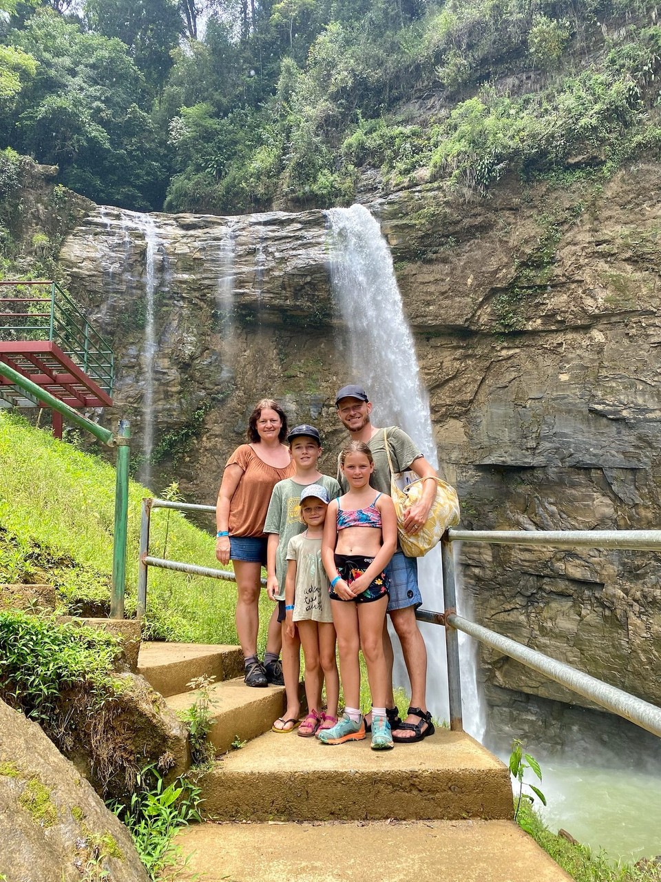 Costa Rica - Pérez Zeledón - Es gibt viele coole Sachen. Ich mache einen Sprung von einem Felsen der 8m hoch ist! Der Wasserfall ist schön und es gibt einen kleinen Natur „Pool“ zum Baden.