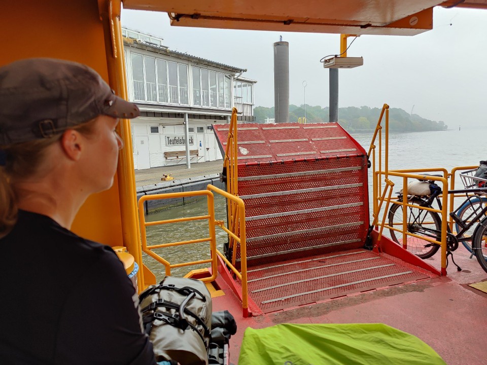 Deutschland - Buchholz in der Nordheide -  Die Fähre über die Elbe legt ab