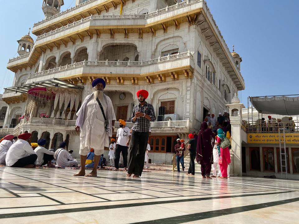 Indien - Amritsar - Gläubiger Sikhs, die vor einem der Haupttempel beten.