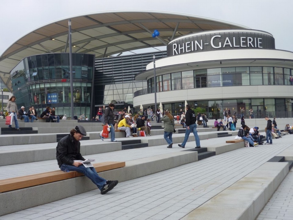 Deutschland - Ludwigshafen  - ...ein kleines Café...bei Sonne werden die Schirme aufgemacht!