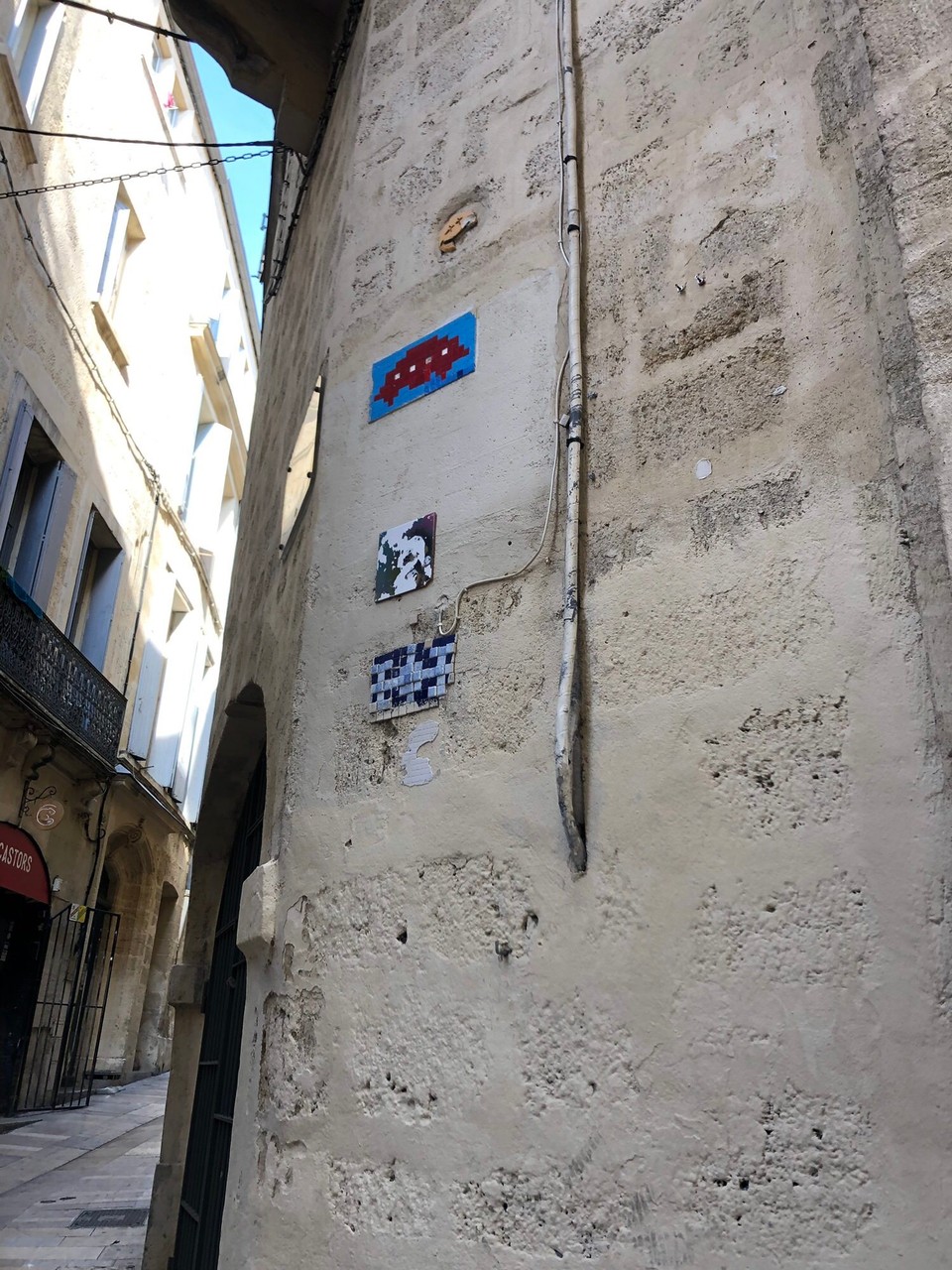 Frankreich - Montpellier - Überall hängt kleine Straßenkunst. Der Space Invader hängt überall in der Stadt und wenn man alle diese Punkte auf einer Karte verbindet sieht man ebenfalls den Space Invader.
