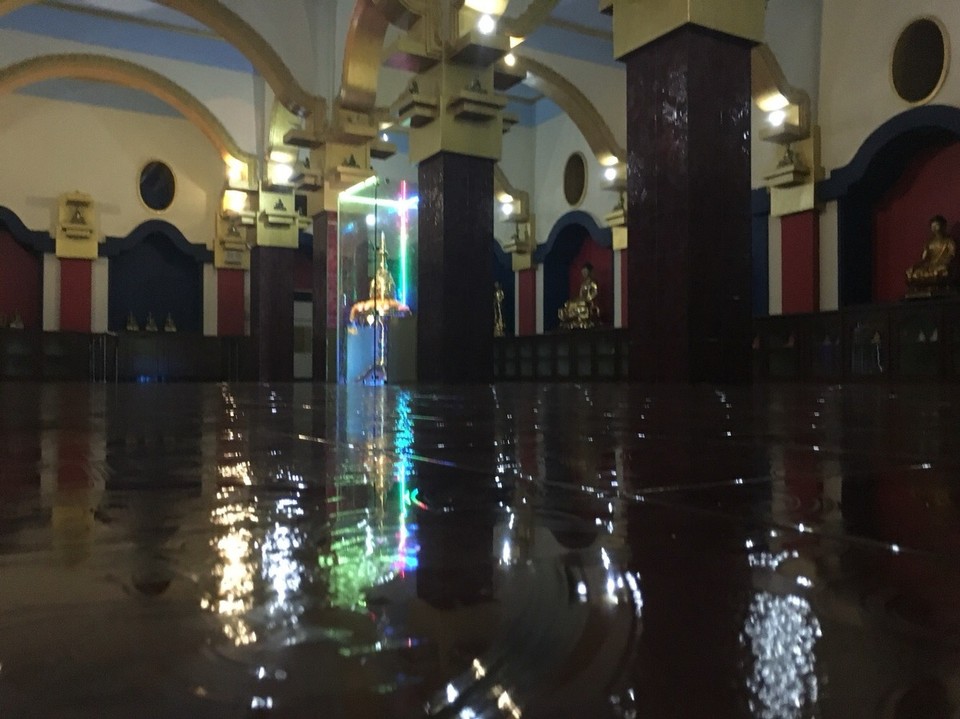 Sri Lanka -  - Abends kehre ich nochmal zum Tempel zurück und schaue mir das Museum an. Rausgeschmissenes Geld! Schlechte Beleuchtung, total uninteressanter Aufbau, keine Beschriftungen auf Englisch. Spiele mit dem Gedanken das Geld zurückzuverlangen. Echt eine Frechheit. Deshalb bin ich auch der einzige Besucher an dem Abend.