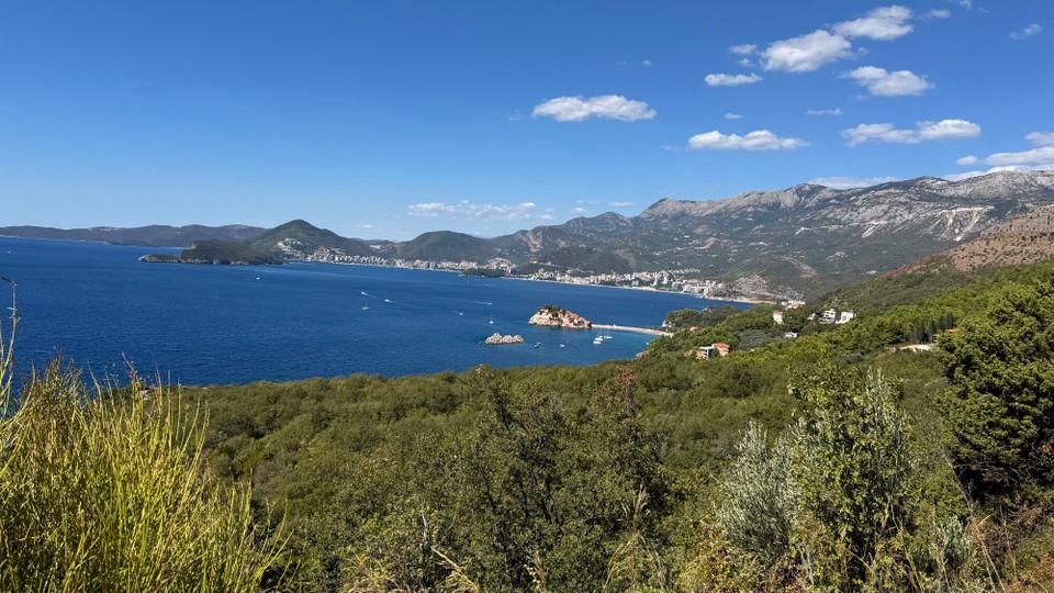 Montenegro - Budva - Sveti Stefan, das ehemalige Fischerdorf, ist eine kleine Adria-Insel.