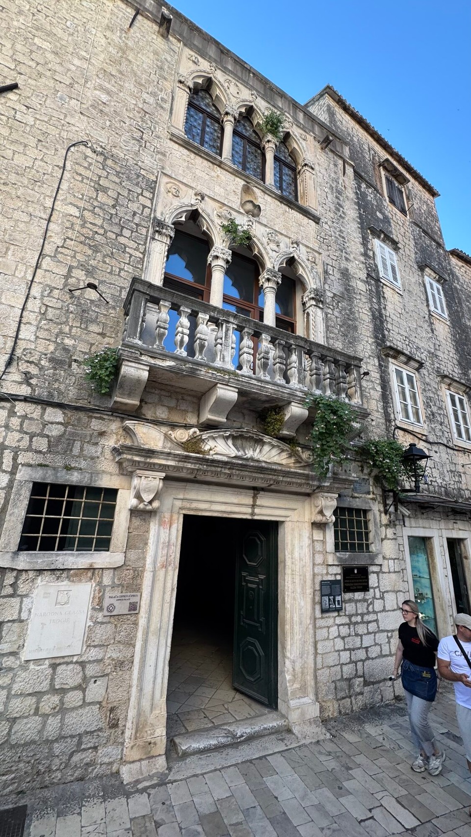 Kroatien - Trogir - Die Ćipiko-Paläste liegen direkt gegenüber der Kathedrale im Herzen der Altstadt von Trogir und stammen aus dem 15. Jahrhundert.
