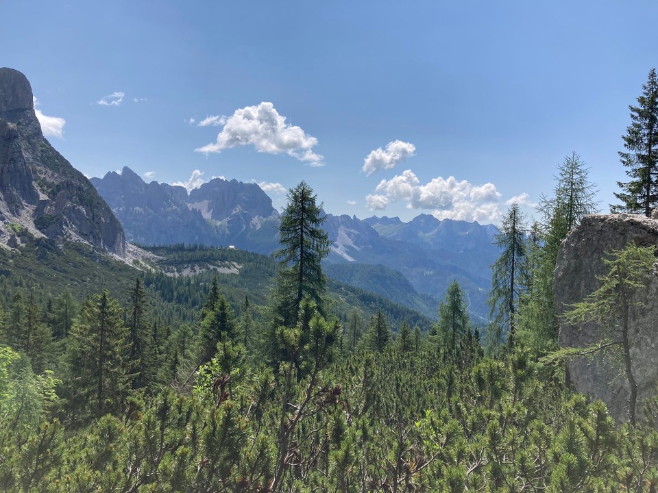 Italien - Agordo - Die Hütte ist auf dem Absatz schon zu sehen. 