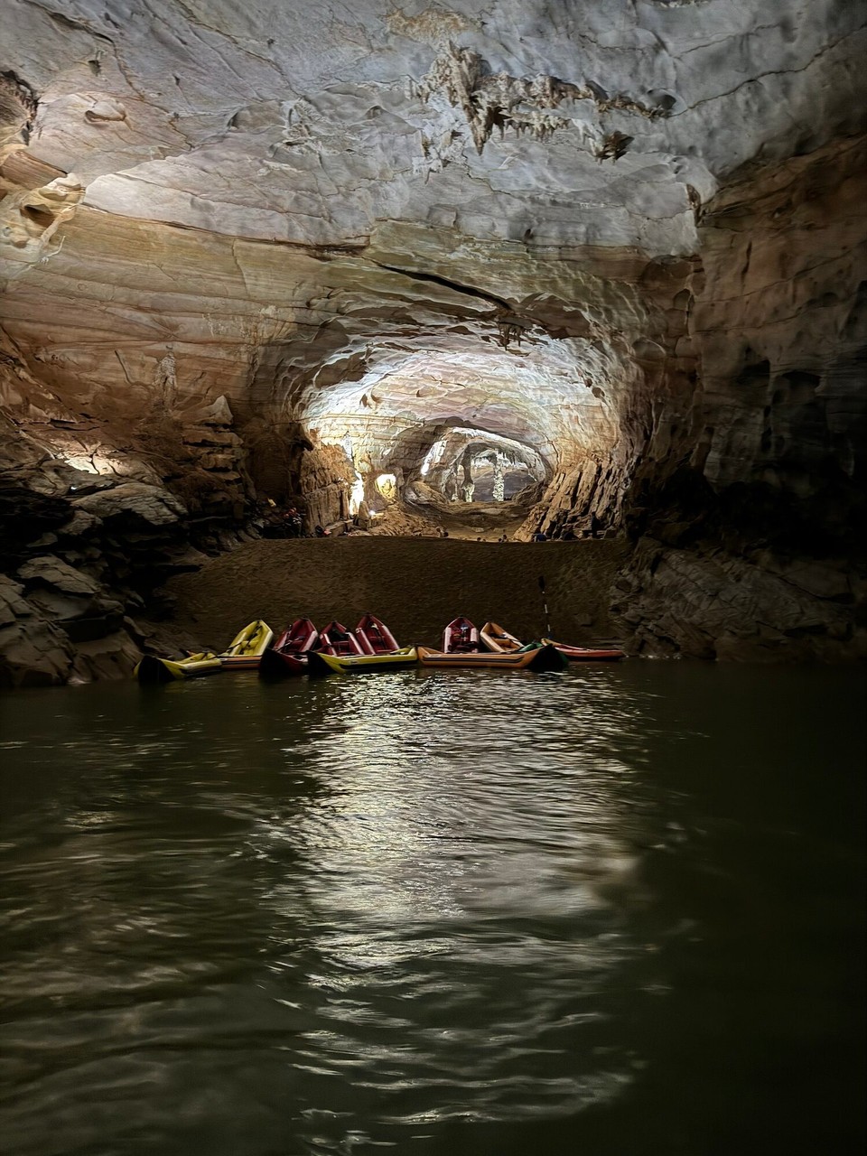 Vietnam - Dong Hoi - Diese Seitenhöhle wurde während des Vietnamkriegs als Spital genutzt. Vorteile hier sind: von aussen nicht sichtbar, gute Wasserversorgung und immer angenehm kühl (bessere Wundheilung, vorteilhaft bei der Aufbewahrung von Medikamenten)