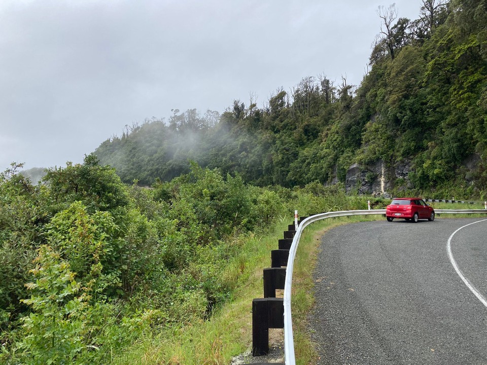 Neuseeland - Kahurangi National Park - Nicoles kleiner roter Flitzer wartet schon auf uns 😅