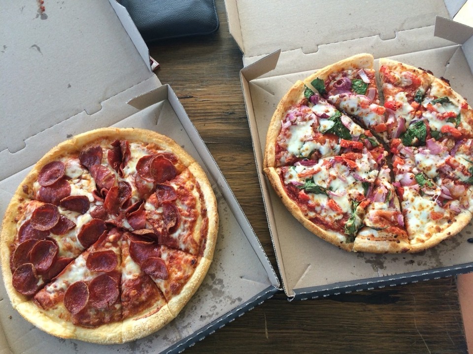 Australien -  - Unser heutiges Mittagessen. Domino's Pizza für je 5 AUD = ca. 3,25€