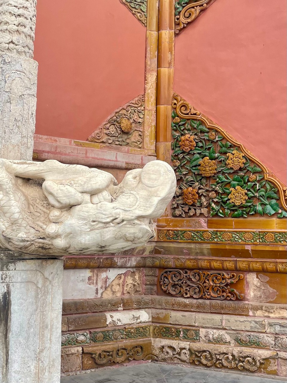 China - Beijing - Marmordrache und Wandverzierige us Ton