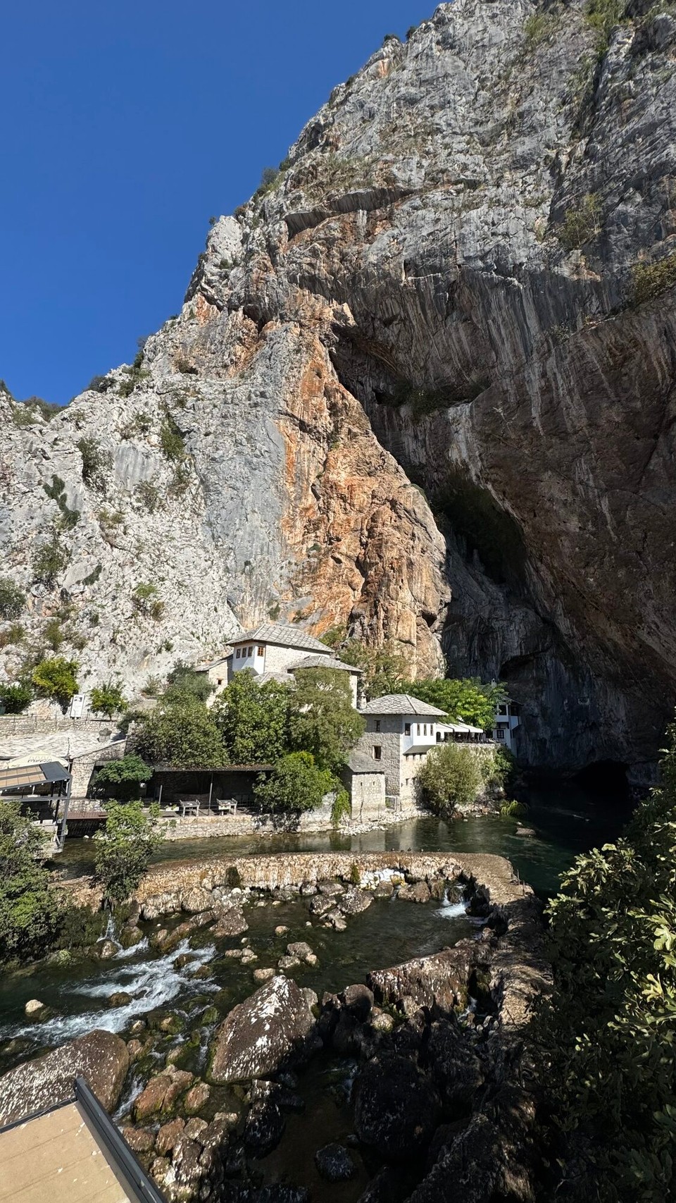 Bosnien und Herzegowina - Grad Trebinje - Weiter geht unsere Fahrt zum Derwischkloster von Blagaj, es liegt etwa 10 Kilometer südöstlich von Mostar an der spektakulären Buna-Quelle. Direkt am Fuße einer 200 Meter hohen senkrechten Felswand.