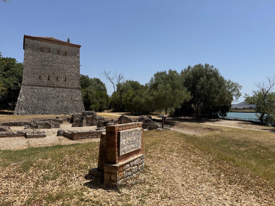 Albanien - Saranda - Unweit von Ksamil entfernt, befindet sich der Nationalpark Butrint. Hier befindet sich eine antike Hafenstadt aus dem 8. Jahrhundert v.Chr. 