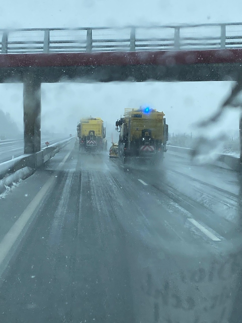 Frankreich - Tronget - Total ausgebremst durch Schneeräumfahrzeuge!
Und ich hab gedacht, ich fahre in das Land, der Sonne! 