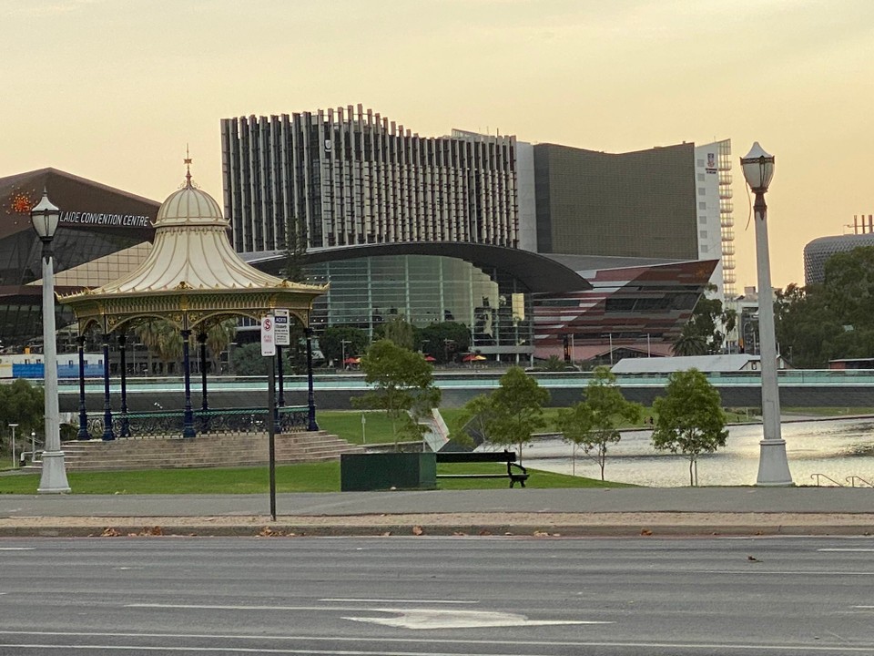 Australien - Adelaide - Heute besuchten wir das Immigrations Museum. Auf eindrückliche Weise wird die 200-jährige Geschichte der Besiedlung Australiens durch Einwanderer dargestellt. Hier beim anschliessenden Spaziergang am Torrens River bei der North Terrasse