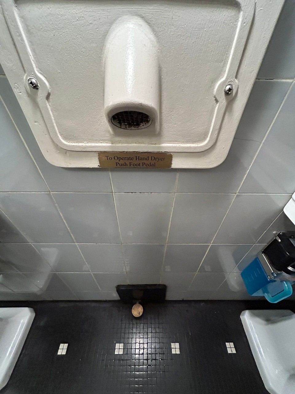 Vereinigte Staaten - New York - Handtrockner mit Fußbetätigung. Funktioniert.