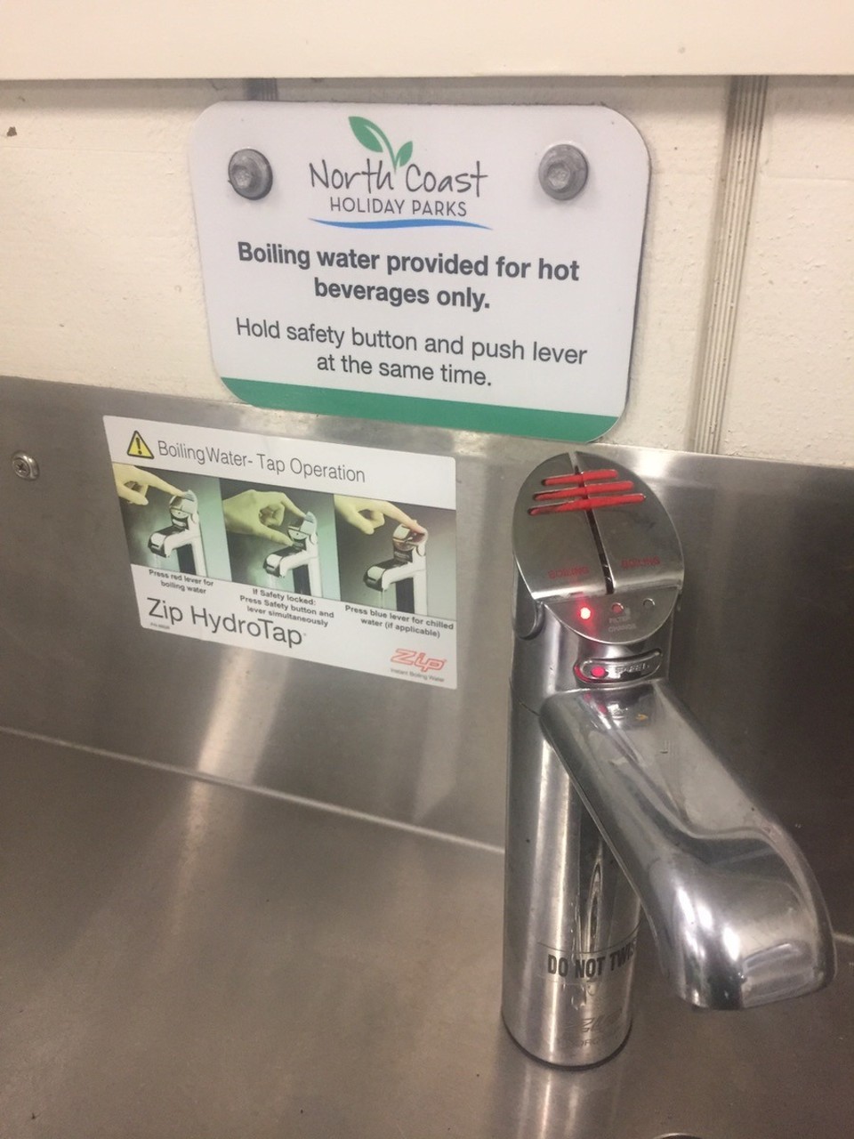  - Australia, Bonny Hills Caravan Park - Forró víz teához/kávéhoz egy külön csapból. 