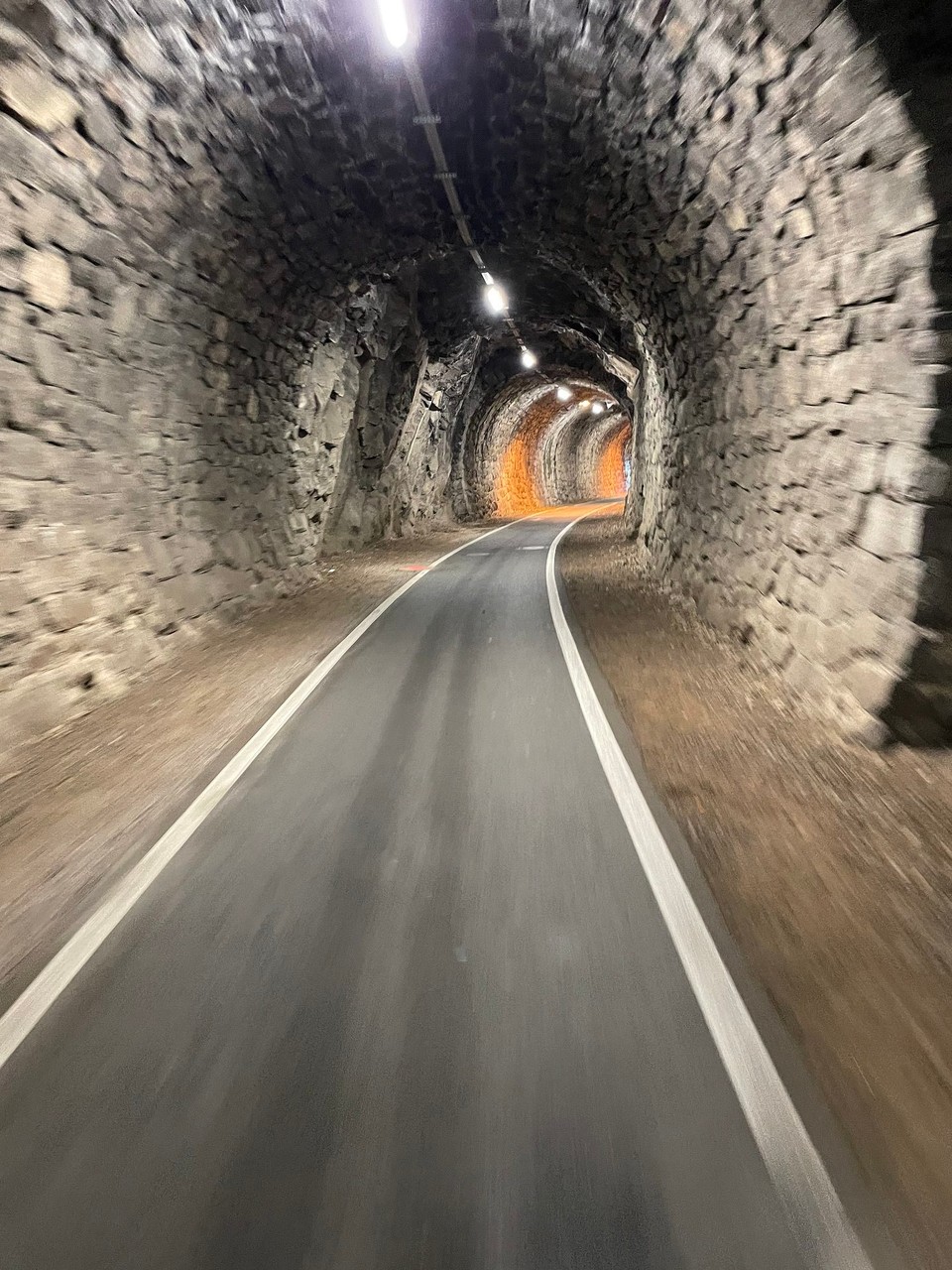 Italien - Eppan an der Weinstraße - Das erste Mal, dass ich durch einen Tunnel ausschließlich für Radfahrer fahre. 