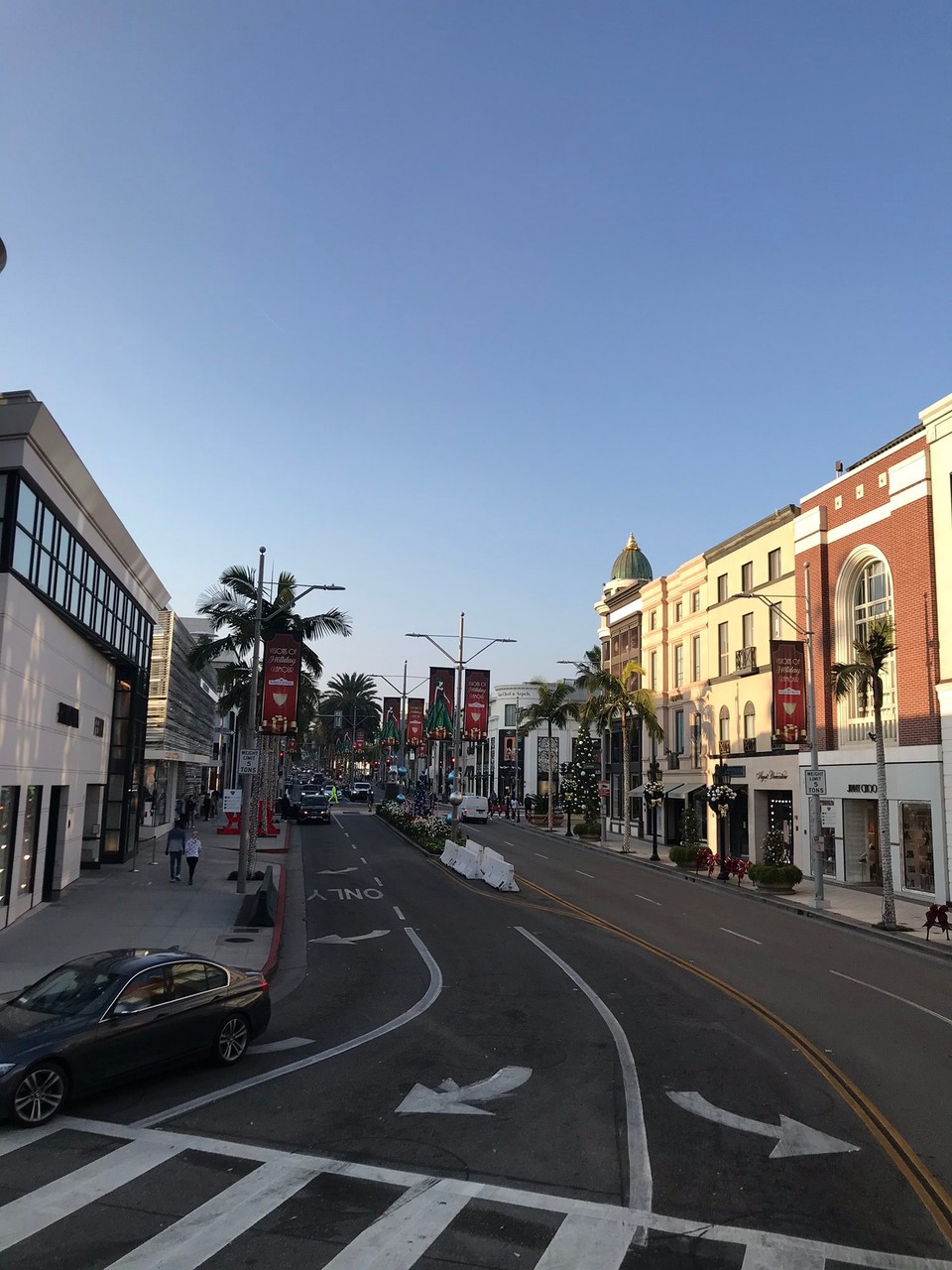 Vereinigte Staaten - Los Angeles - Der Rodeo Drive ist bekannt für seine teuren Geschäfte. Der Durchschnittskunde gibt pro Einkauf saftige 100'000 $ aus!!!
