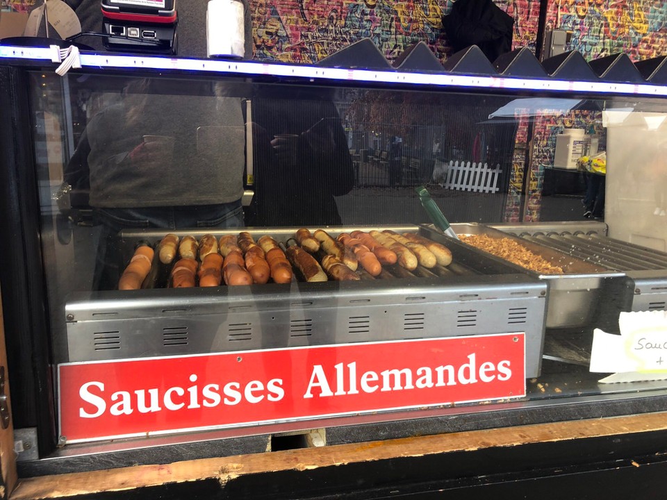 Frankreich - Lyon - Wenn Franzosen versuchen Würstchen zu braten...auf jedem Weihnachtsmarkt gibt es einen deutschen Stand und überall mal deutsche Wörter zu finden wie Glühwein oder Bratkartoffel