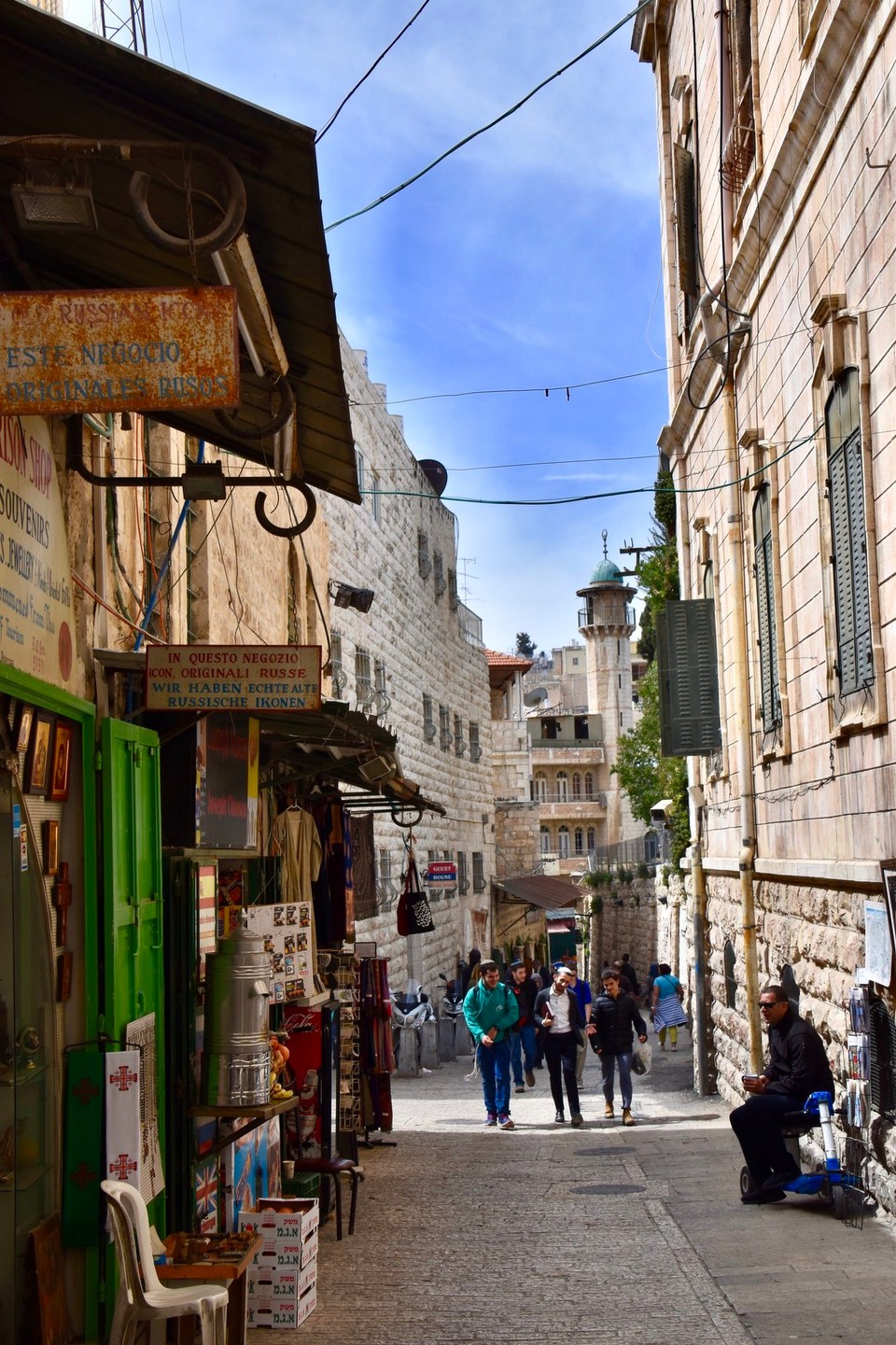 Israel - Jerusalem - Zurück in der Altstadt, durch enge Gassen. Hier erblickten wir ein T-Shirt mit dem Aufdruck „Jerusalem - City of Peace“
