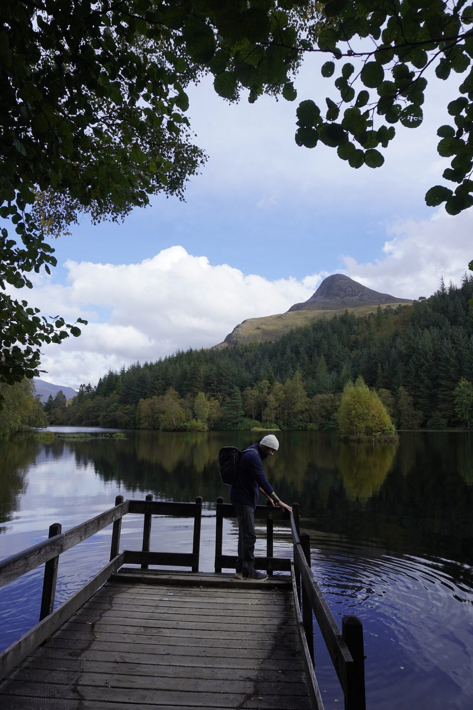Vereinigtes Königreich - Glencoe - De Pablo ufem Naturspielplatz und de Pap of Glencoe im Hintergrund