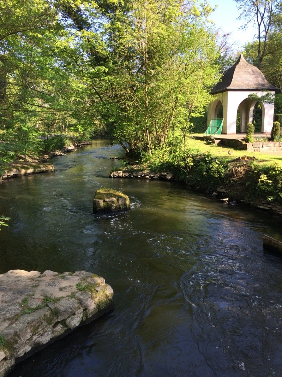 Deutschland - Limburg an der Lahn - Die Lahn.

Die Lahn ist ein 245,6 km langer, rechter und östlicher Nebenfluss des Rheins in Deutschland. Sie fließt durch Nordrhein-Westfalen (23,0 km ab der Quelle), Hessen (165,6 km) und Rheinland-Pfalz (57,0 km bis zur Mündung). 