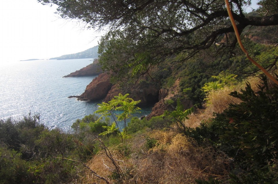 Frankreich - Saint-Raphaël - Küste Richtung Cannes,  bekannt für ihre roten Felsen