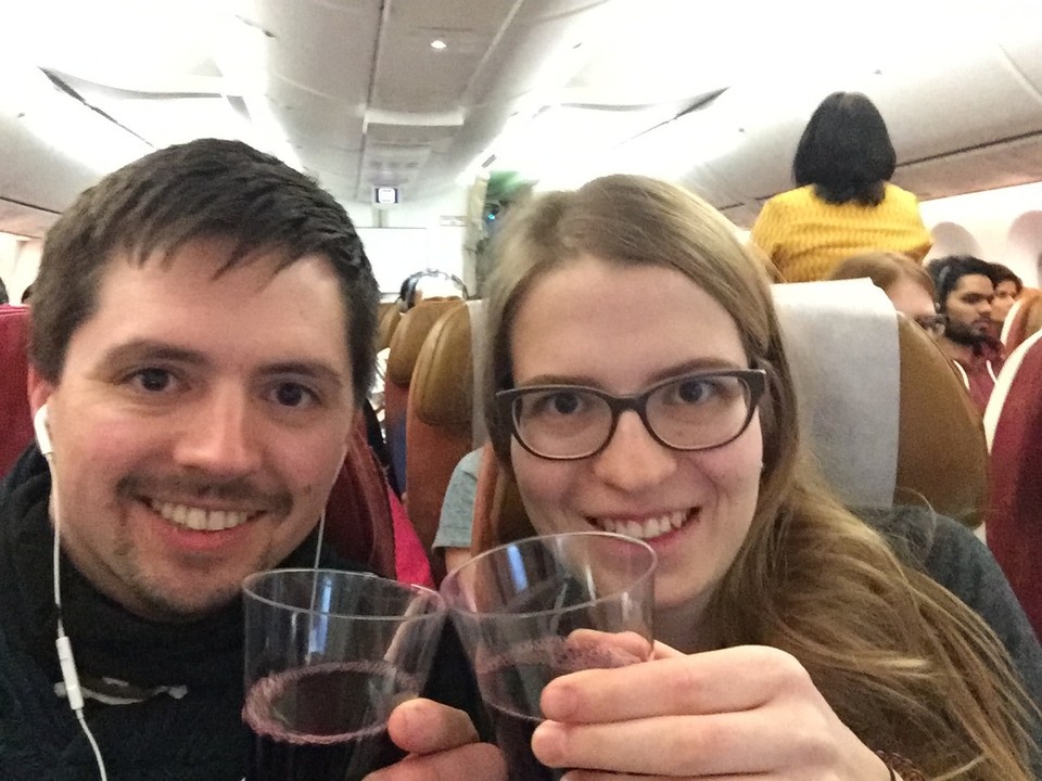 Indien - New Delhi - Mit einem Glas Rotwein stoßen wir auf das an, was vor uns liegt