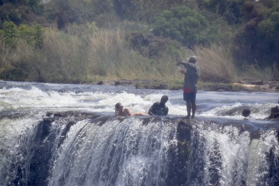 Simbabwe -  - Besucher müssen an einer geführten Tour auf der sambischen Seite des Sambesi teilnehmen, um den Pool zu erreichen und dort zu schwimmen. Obwohl das Erlebnis als gefährlich gilt, gibt es bei geführten Touren keine Berichte über Todesfälle.