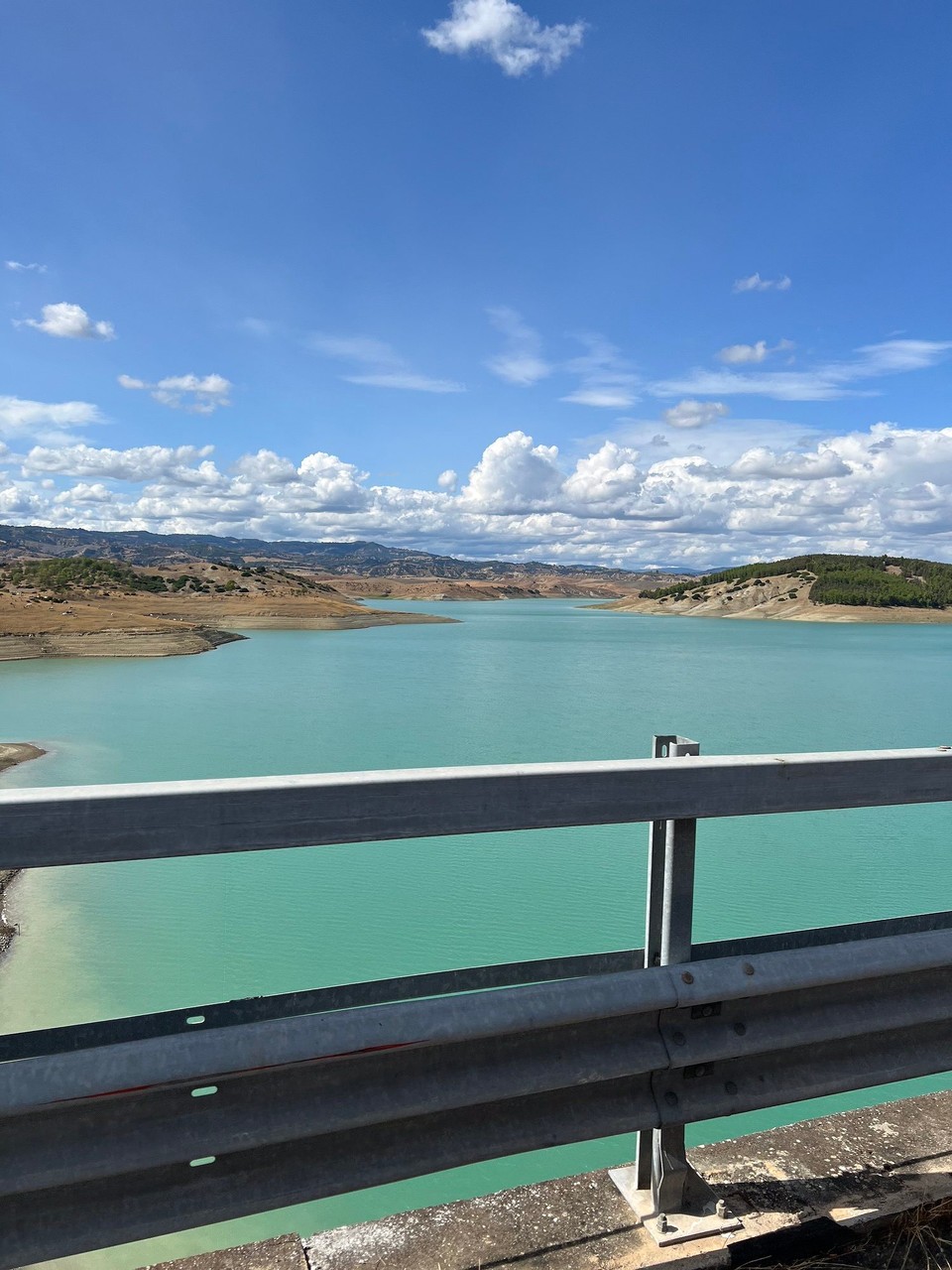 Italien - Padula - Es führt bis zu diesem Stausee, dem Diga di Monte Cotugno. Er soll der grösste Stausee Europas sein.