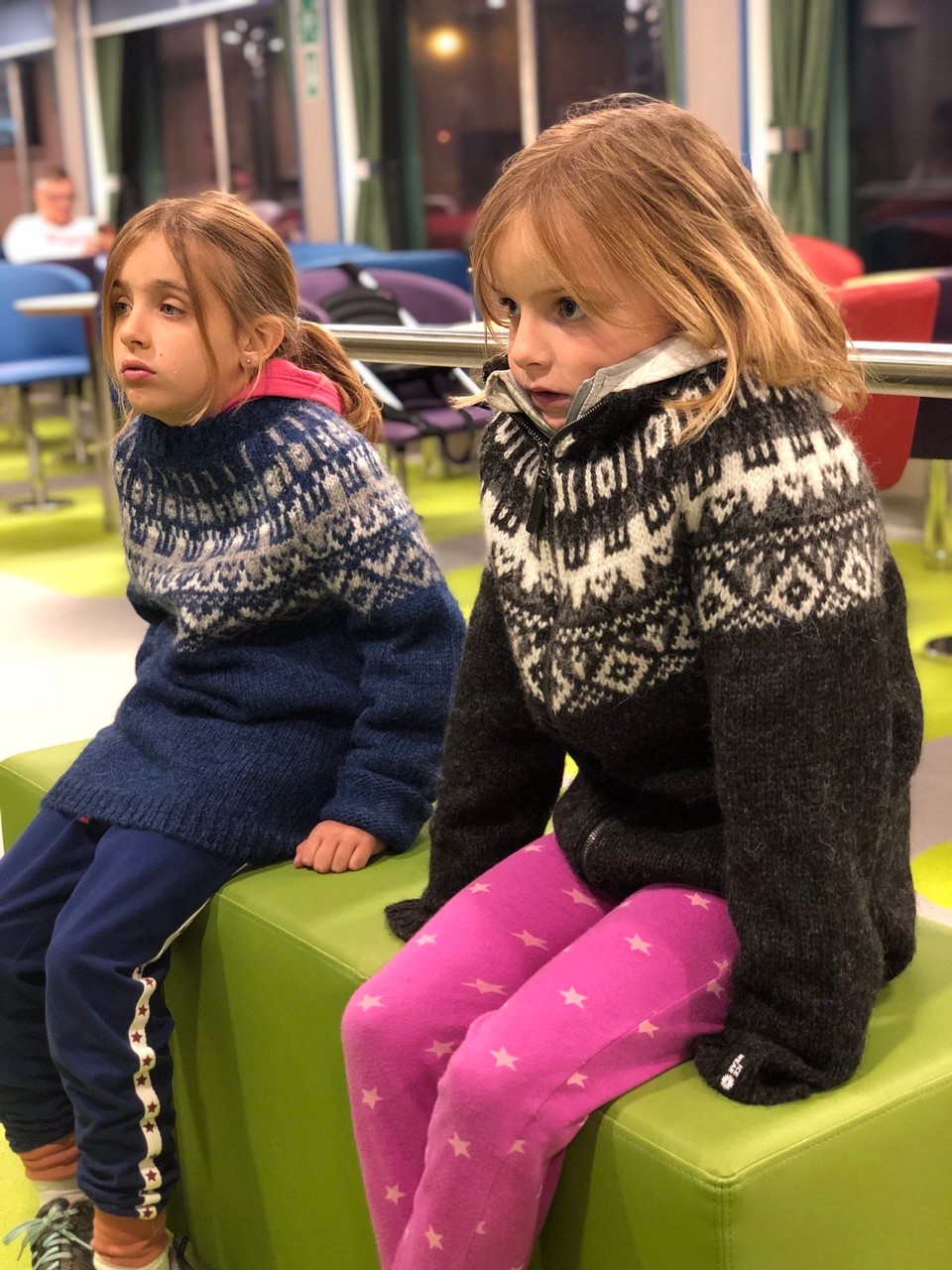 Island -  - Ein Islandpullover und eine Islandjacke… schon warm… und aktuell sehr stylisch über den Pyjamas getragen… Gleich geht es nämlich nur noch ins Bett…