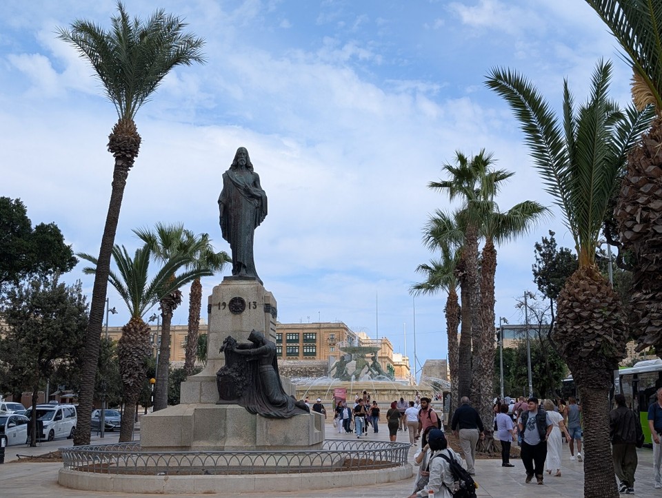 Malta - Valletta - In gerader Linie von Stadttor und Tritonenbrunnen folgt eine Allee aus Palmen.