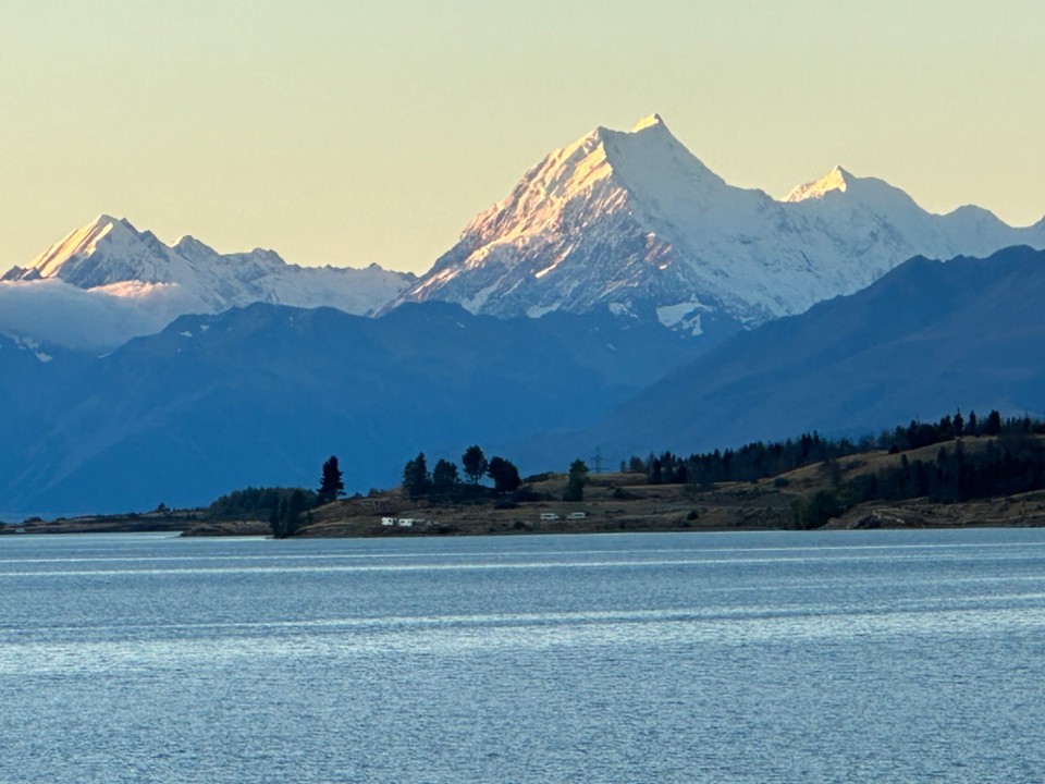 Neuseeland - Pukaki - mit sensationellem Blick auf den Mt Cook und seine Gesellen.