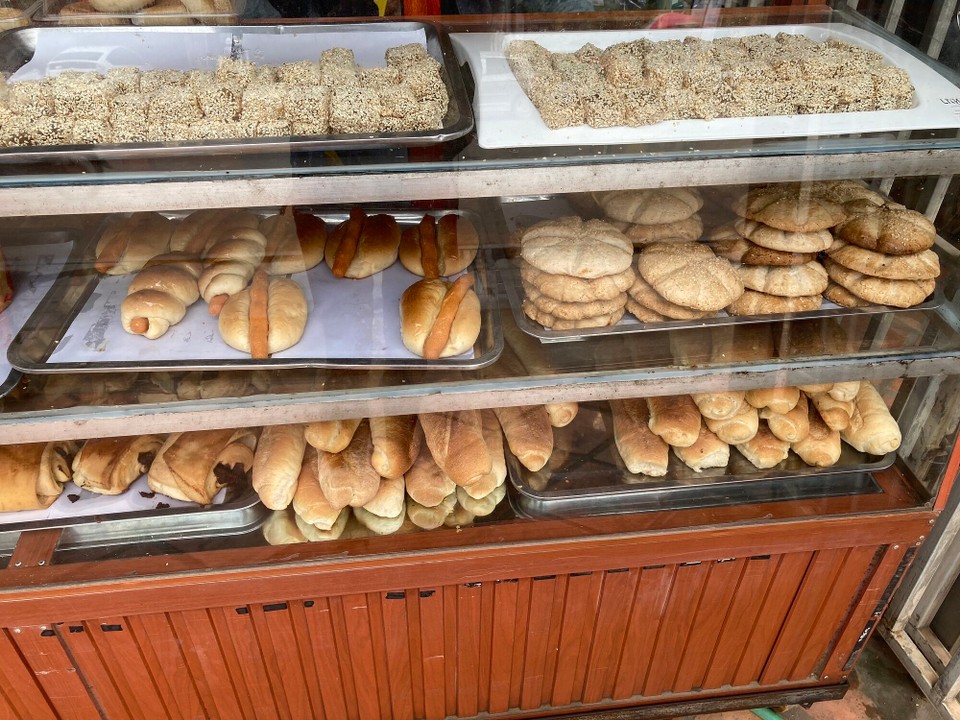 Kambodscha - Kampot - Nachdem ich gestern schon kostenlos die oberste Süßigkeit verkosten durfte, bin ich heute mit umgetauschtem Geld zurück und probiere die Sesamkekse der zweiten Etage 🤭