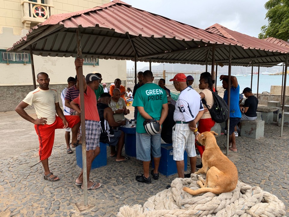 Cap-Vert - Mindelo - Partie de cartes au bord de la plage 