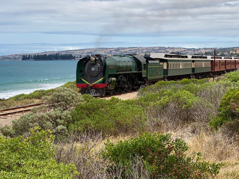 Australien - McCracken - für den Nachmittag stand eine Wanderung an der Victor Harbour Beach auf dem Programm. Auf dem Weg zur Beach kreuzten wir den Nostalgie Dampfzug der auf der Fahrt nach Goolwa unterwegs war
