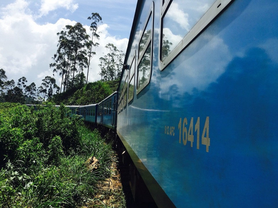 Sri Lanka - Kandy - Es ist schwer in Bildern einzufangen was man auf dieser Fahrt gesehen und erlebt hat. Solltest du mal auf der Insel Urlaub machen, dann schreib dir die Zugfahrt ganz oben auf die Liste!
Alle Bilder entstehen mit dem iPhone, Zuhause werde ich die Bilder aus der DSLR nachreichen.
