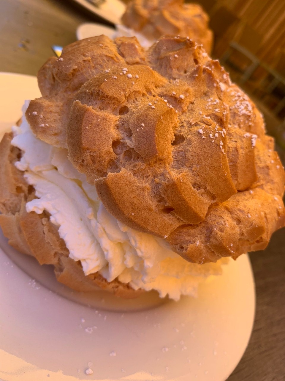 Deutschland - Grainau - Frisch zubereitet und sehr lecker .... 
ein Windbeutel mit Kirsch, einer mit Mango... mmmmmhhhhhh