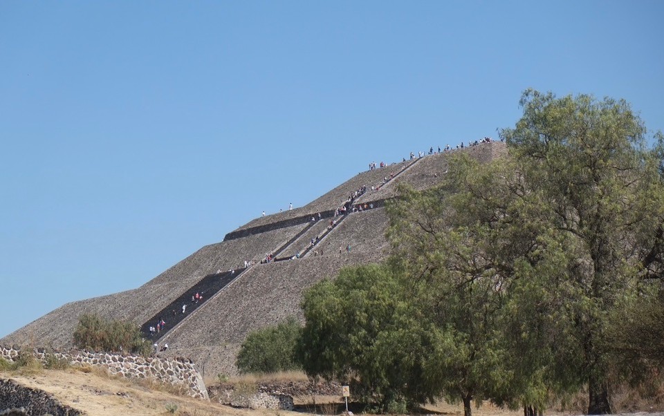 Mexiko - Teotihuacán - --- und genauso anstrengend ist auch der Aufstieg.