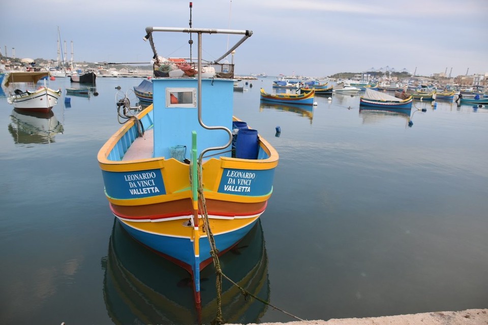 Malta - Marsaxlokk - Marsaxlokk , in das kleine Fischerdorf mit seinen circa 2.800 Einwohnern kommen täglich zahlreiche Besucher. Das liegt hauptsächlich an den bunten traditionellen Fischerbooten im Hafen. Warum wir hier gelandet sind erfahrt ihr morgen.
Die kleinen bunten Boote im Hafen von Marsaxlokk heißen Luzzu.